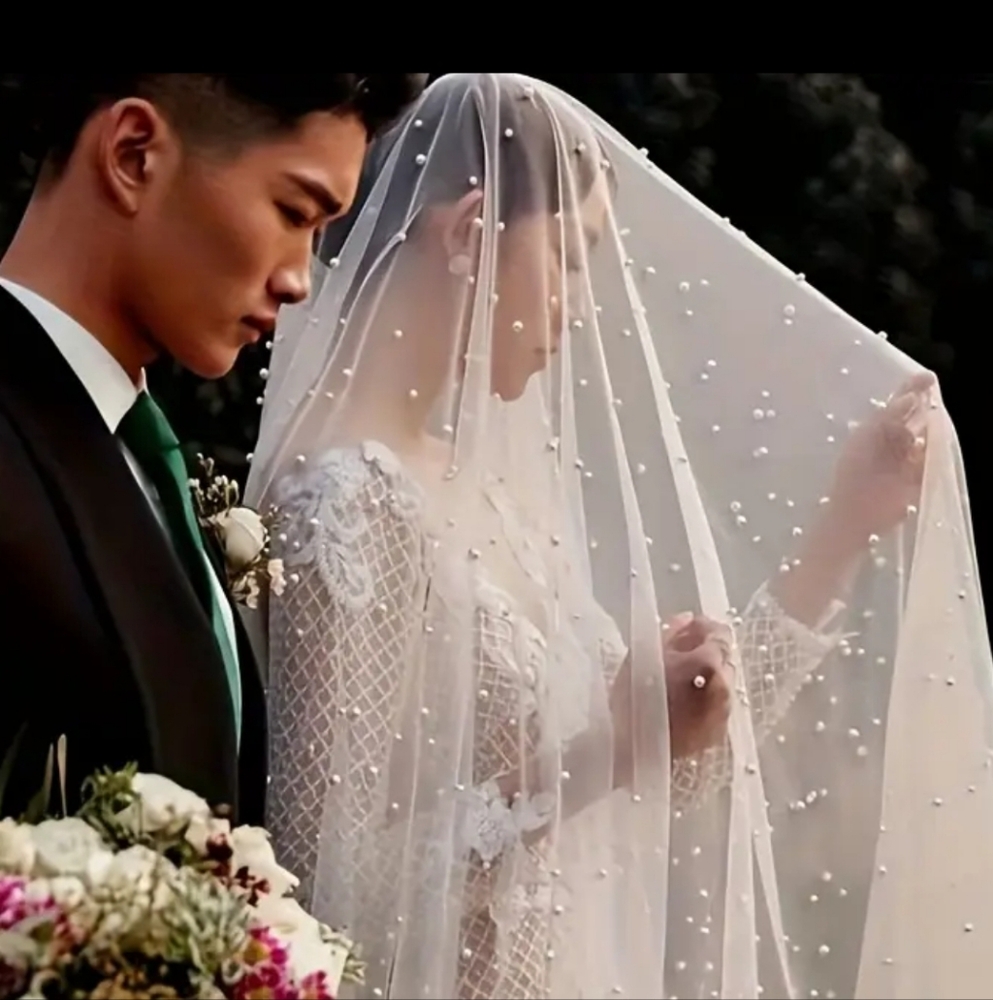 Elegant Pearl-Embellished Bridal Veil